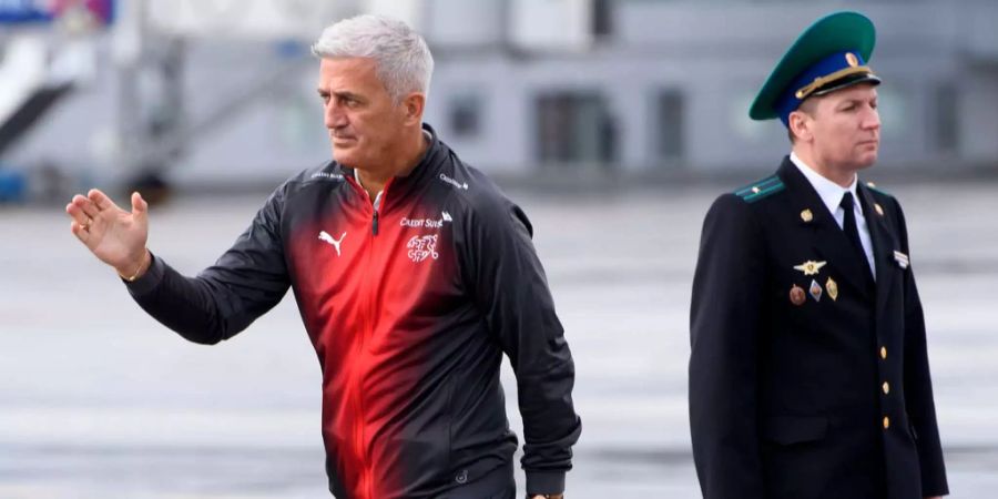 Trainer Petkovic trifft am Flughafen in Samara ein.