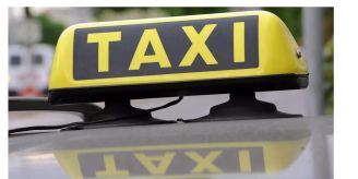 Zwei Verletzte - Kollision zwischen Polizeiauto und Taxi