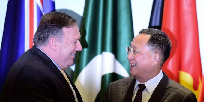 Mike Pompeo (USA) und Ri Yong Ho (Nordkorea) belächeln sich freundlich. Im Hintergrund zieht die UN ein grimmiges Gesicht: Sie ist nicht zufrieden mit Nordkorea. Mike Pompeo (USA) und Ri Yong Ho (Nordkorea) belächeln sich freundlich. Im Hintergrund zieht die UN ein grimmiges Gesicht: Sie ist nicht zufrieden mit Nordkorea.