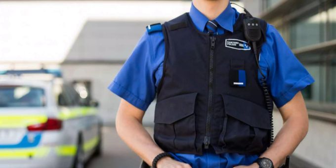 Ein Mitarbeiter der Kantonspolizei Aargau im Einsatz. (Symbolbild) Ein Mitarbeiter der Kantonspolizei Aargau im Einsatz. (Symbolbild)