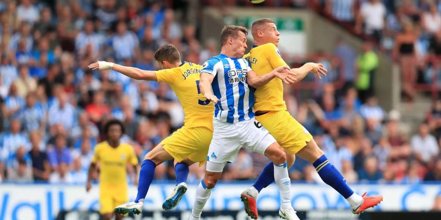 Huddersfields Jonathan Hogg (Mitte) gegen Chelseas Jorginho (l) und Chelseas Ross Barkley.