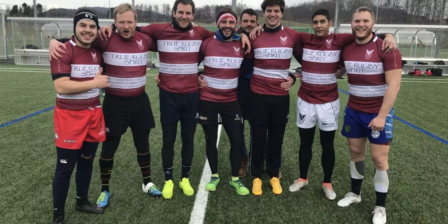 Die Spieler mit dem Spezial-Shirt fürs Wochenende.