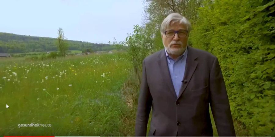 Dr. Albert Wettstein, Facharzt für Neurologie, auf dem Weg zu einer Arztvisite.