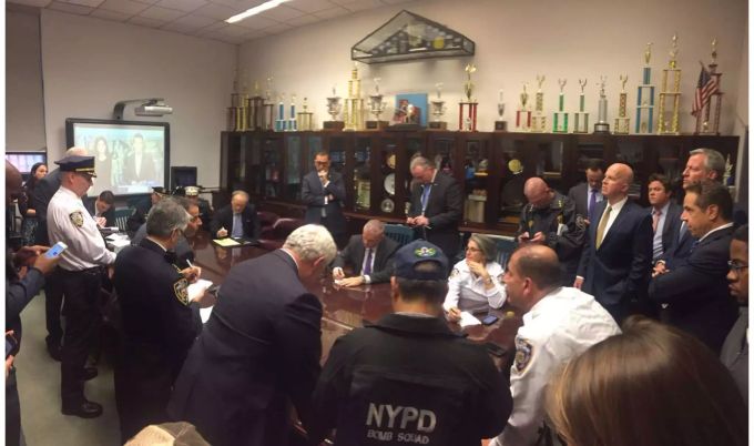 New York's Bürgermeister Bill de Blasio und Gouverneur Andrew Cuomo werden gebrieft.