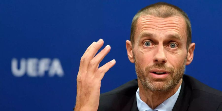 Uefa-Chef Aleksander Ceferin spricht und gestikuliert an einer Pressekonferenz.