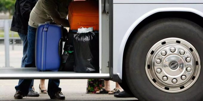 Statt auf ihrem Sitzplatz verbrachte eine junge Studentin ihre Fahrt mit dem Reisebus im Laderaum (Symbolbild). Statt auf ihrem Sitzplatz verbrachte eine junge Studentin ihre Fahrt mit dem Reisebus im Laderaum (Symbolbild).