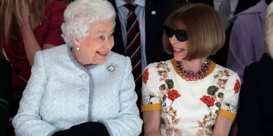 Queen Elizabeth II hat an der Londoner Fashion Week neben Anna Wintour sichtlich Spass.