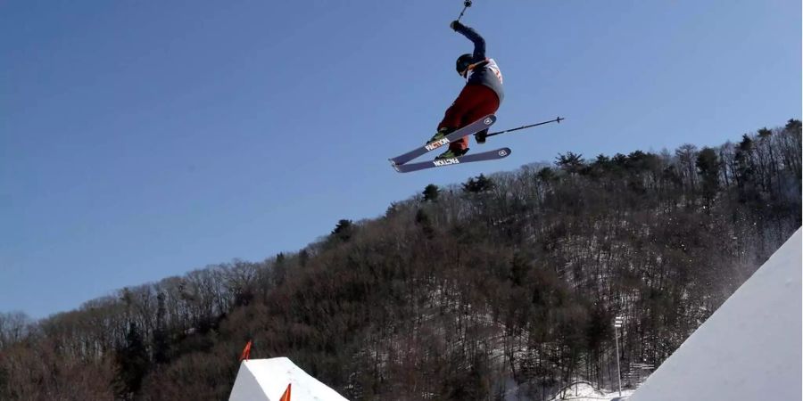 Sarah Höfflin fliegt hoch hinaus und sichert sich die Goldmedaille.