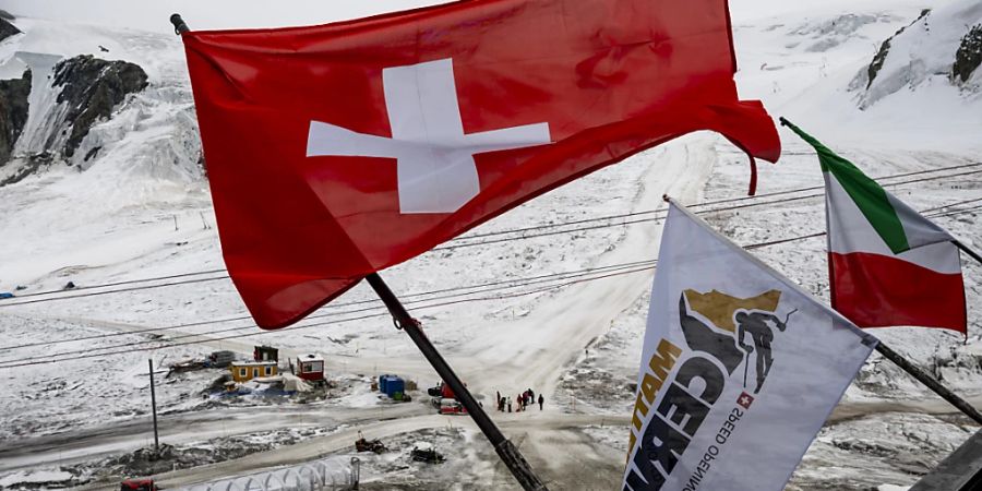 Ein Teil der präparierten Piste entlang des Startbereichs des Männer-Abfahrt ragt laut der Baukommission teilweise über das Skigebiet hinaus. (Archivbild)