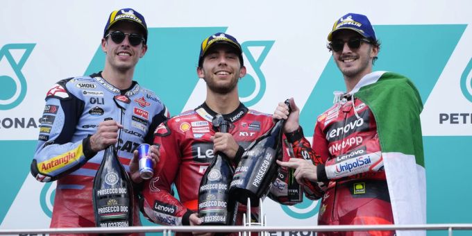 Enea Bastianini gewinnt in Malaysia vor Alex Marquez (l.) und Francesco Bagnaia (r.). MotoGP