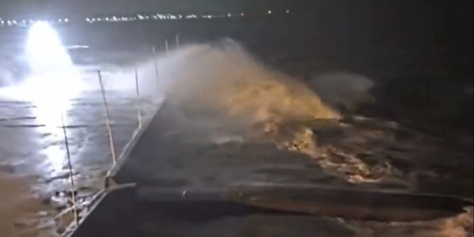 Ein Sturmtief sorgt vor Frankreichs Küste für riesige Wellen. Wetter Frankreich
