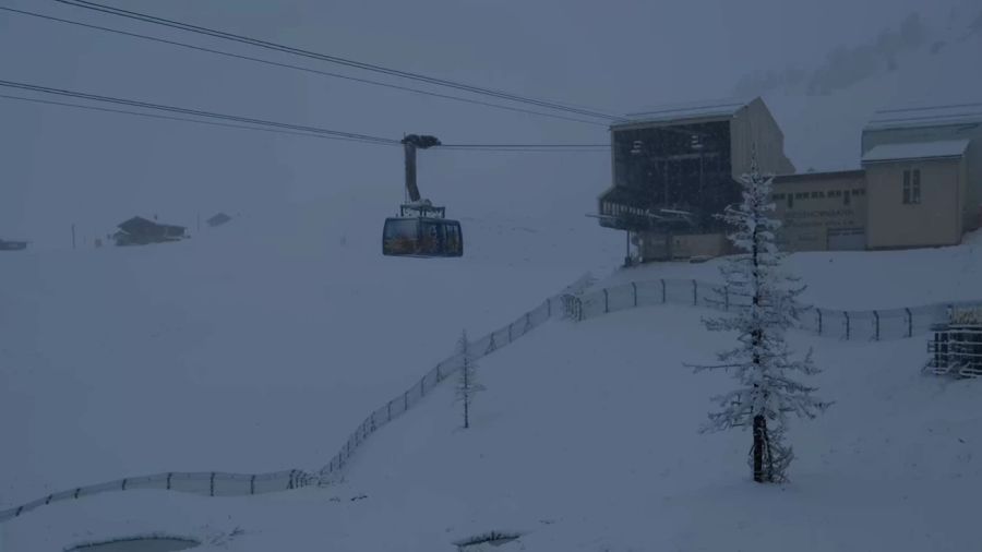 Beim Bärenland Arosa GR liegt schon Schnee: Eine Kaltfront sorgt für einen Wintereinbruch.