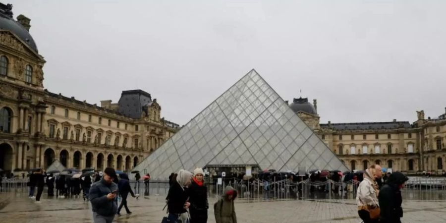 Wegen einer Bombendrohung musste das Museum in Paris am Samstag evakuiert werden.