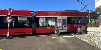 Unfall in Teufen AR - Mofa fährt trotz Warnsignal auf Zug auf