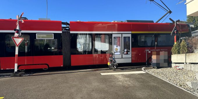 Teufen AR: Mofa kollidiert mit Bahn. Teufen AR