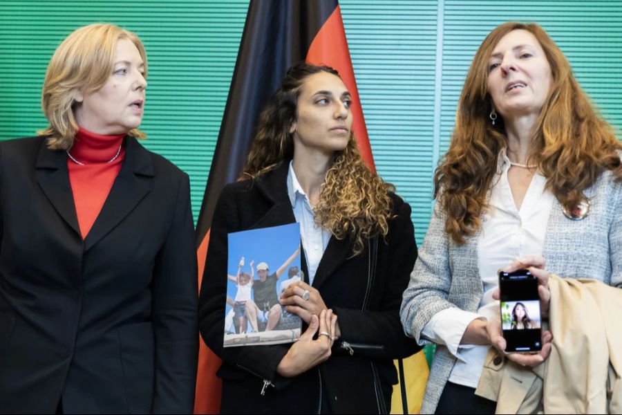 Ricarda Louk (r.) zeigt am 19. Oktober 2023 bei einem Treffen mit Bundestagspräsidentin Bärbel Bas (l.) ein Foto ihrer Tochter Shani.