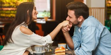Paar bei Date im Café