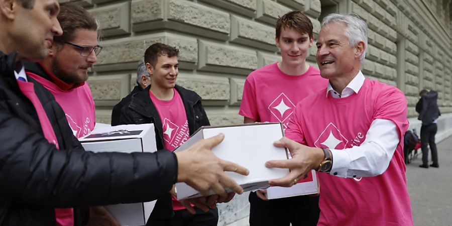 FDP-Ständerat Matthias Michel (ZG) (rechts), Mitglieder des Komitees und Unterstützer reichen die Service-Citoyen-Initiative in Bern ein. Diese will die Debatte über die Dienstpflicht der Zukunft in Gang bringen.