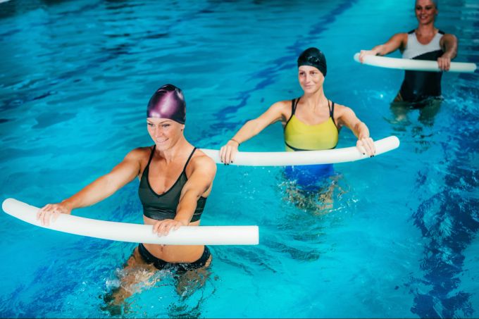 Aquafitness ist körperlich ganz schön anstrengend. Frauen, Aquafitness