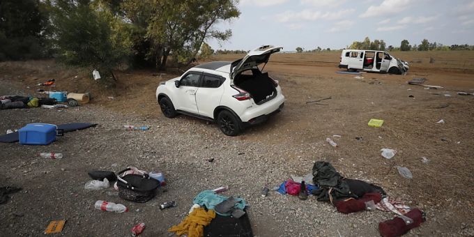 Zurückgelassene Autos und persönliche Gegenstände auf einem Festivalgelände nach einem Überfall der Hamas. (Archivbild) israel-krieg