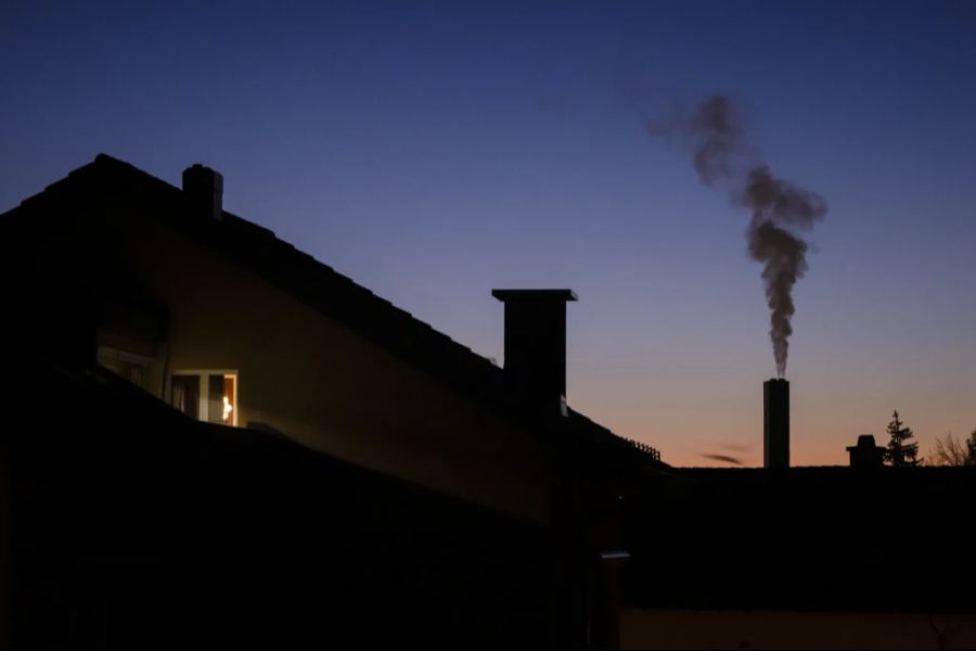 Viele müssen aufstehen, wenn es draussen noch dunkel ist. (Symbolbild)