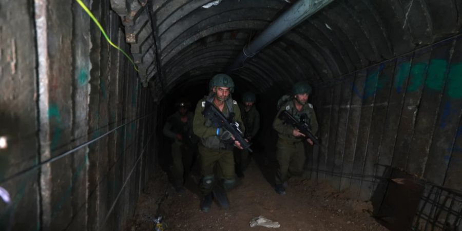 Israelische Soldaten erkunden einen Tunnel der Hamas.