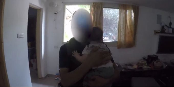 Ein Hamas-Kämpfer trägt ein israelisches Baby. israel krieg hamas