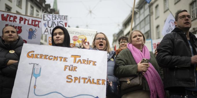 Demonstration des St. Galler Spitalpersonals letzten Samstag gegen geplante Entlassungen. An den Spitälern des Kantons werden aus Spargründen 440 Mitarbeitende entlassen. spital st. gallen