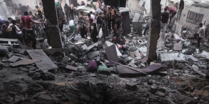 Palästinenser suchen unter den Trümmern eines zerstörten Hauses nach einem israelischen Luftangriff nach Überlebenden. Israel-Krieg