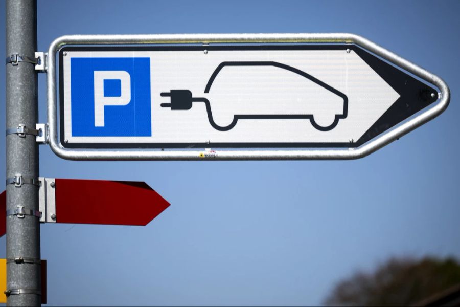 Elektroautos erfüllen nicht nur die Funktion als Fortbewegungsmittel, sondern dienen auch als mobile Stromspeicher. (Archivbild)