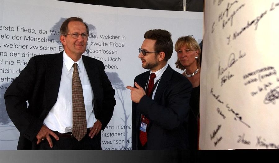 Thomas Greminger, damals Chef der Sektion Friedenspolitik, besucht zusammen mit dem damaligen Bundesrat Joseph Deiss die Ausstellung der Stiftung «Swiss Peace» auf der Arteplage Murten der Expo.02.