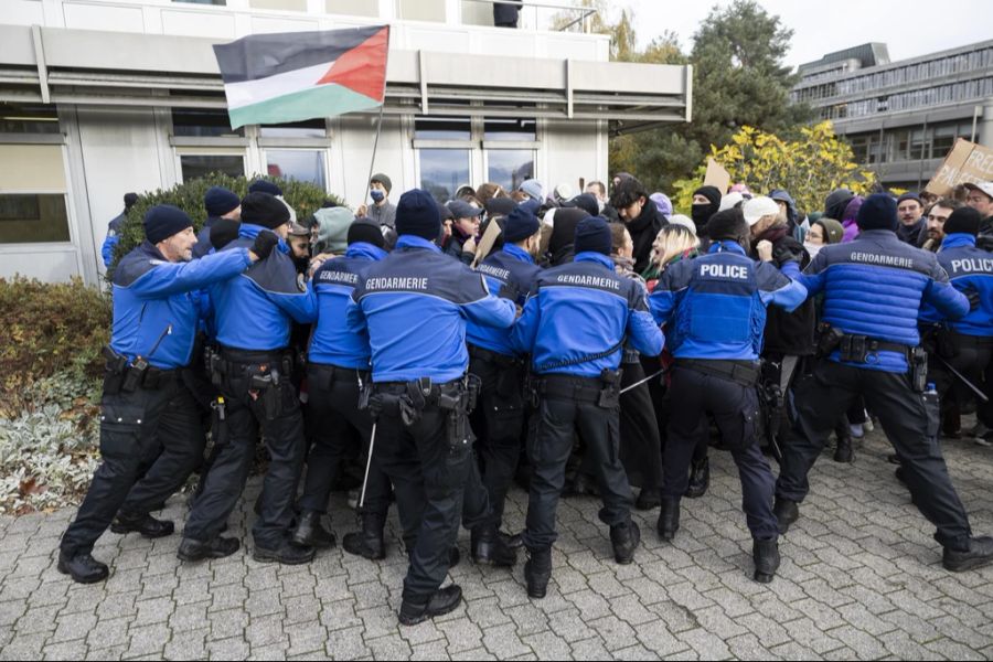 Die Demonstrierenden liefern sich Scharmützel mit der Polizei.