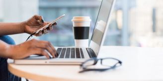 Prag reagiert - Schweizer Unis halten trotz KI an Bachelorarbeiten fest