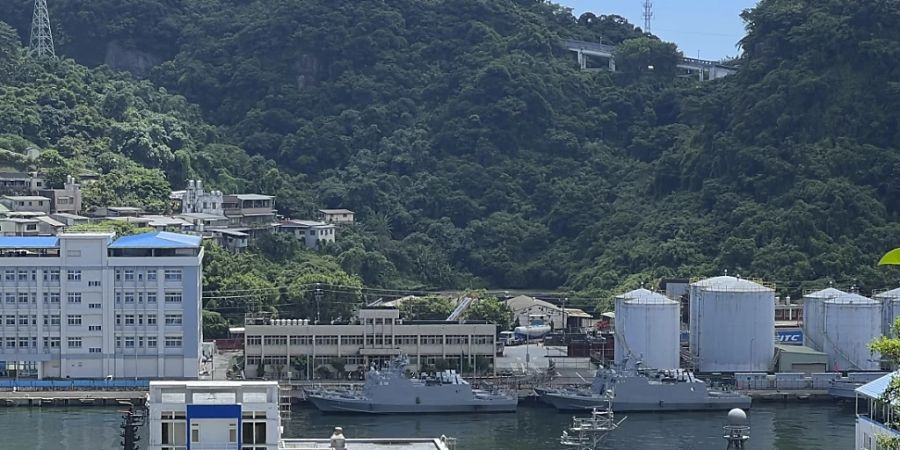 ARCHIV - Taiwanische Militärschiffe liegen im Hafen von Keelung. Taiwans Streitkräfte haben nach eigenen Angaben einen chinesischen Wetterballon entdeckt. Foto: Johnson Lai/AP