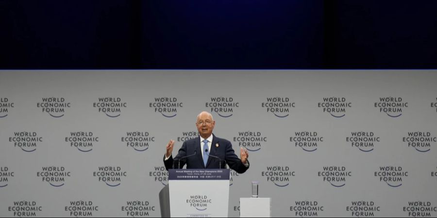 Klaus Schwab verurteilte die Angriffe der Hamas auf Israel. Er fordert den Schutz der Zivilbevölkerung in Gaza und betont die Wichtigkeit, einen «grösseren regionalen Krieg zu verhindern».