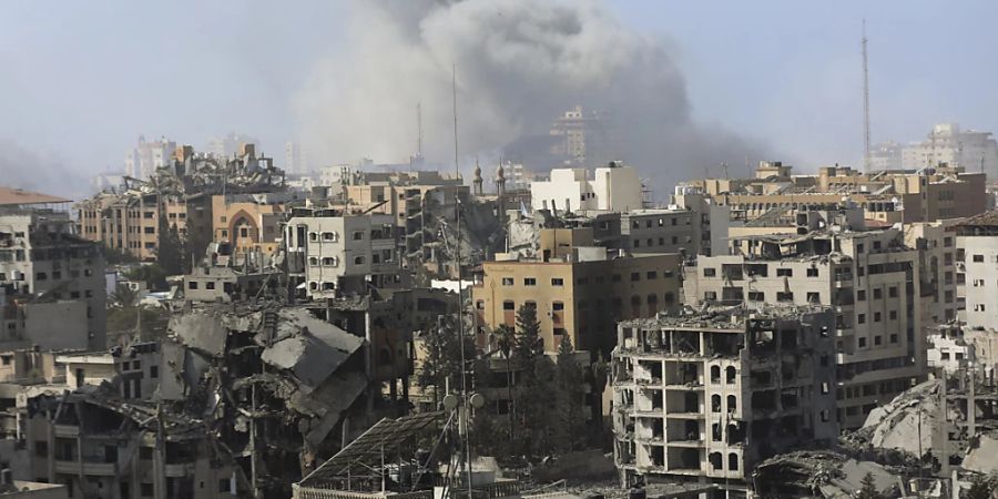 Rauch steigt nach israelischen Luftangriffen über den Häusern der Stadt auf. Foto: Abed Khaled/AP