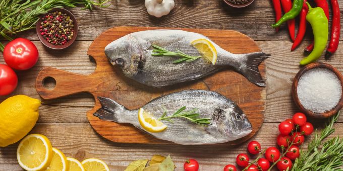 Fisch liefert wertvolle Nährstoffe und hält unser Gehirn fit. Fisch