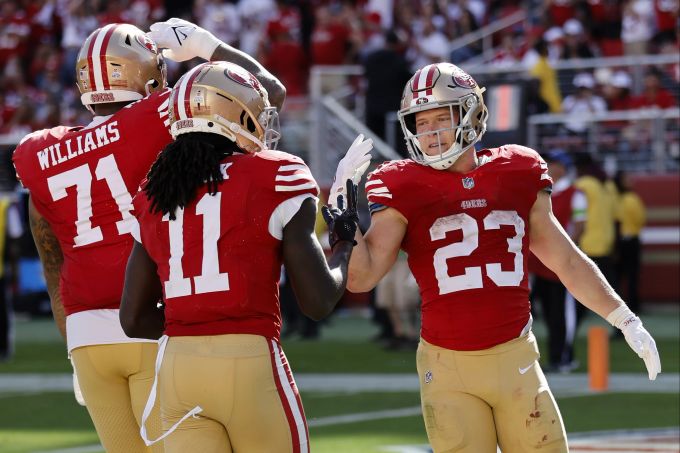 Christian McCaffrey (Nummer 23) zeigt einen beeindruckenden Saisonstart in der NFL. NFL