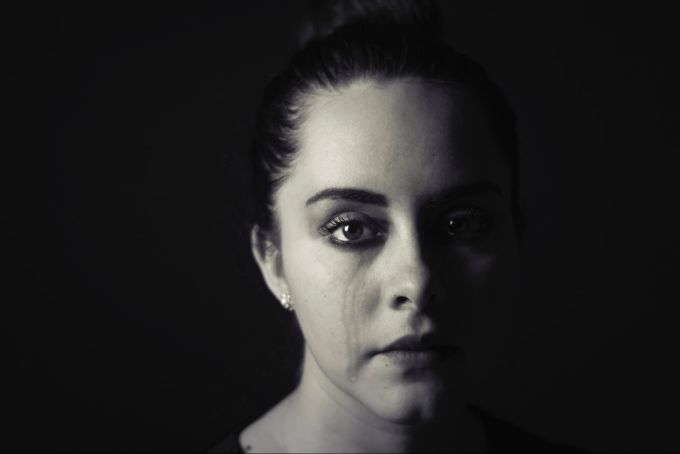 Laut der Studie reduziert sich das aggressive Verhalten von Männern, wenn sie die Tränen von Frauen riechen. männer frauen tränen wut