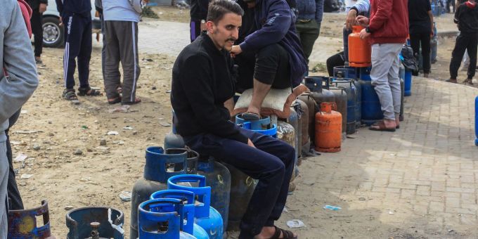 Am zweiten Tag der viertägigen Feuerpause zwischen Israel und der Terrororganisation Hamas stehen Palästinenser Schlange, um ihre Flüssiggasflaschen aufzufüllen. gaza