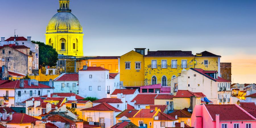 Lissabon Altstadt im Abendlicht.