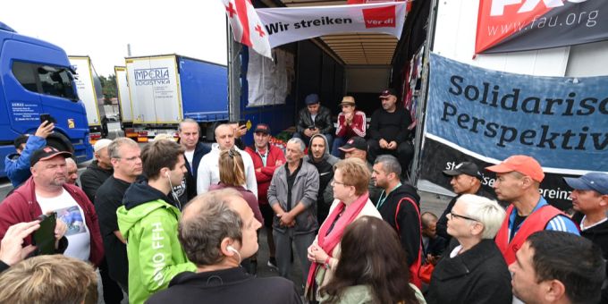 Der Streik usbekischer und georgischer Lastwagenfahrer auf der südhessischen Autobahnraststätte Gräfenhausen, Deutschland, ist beendet. streik