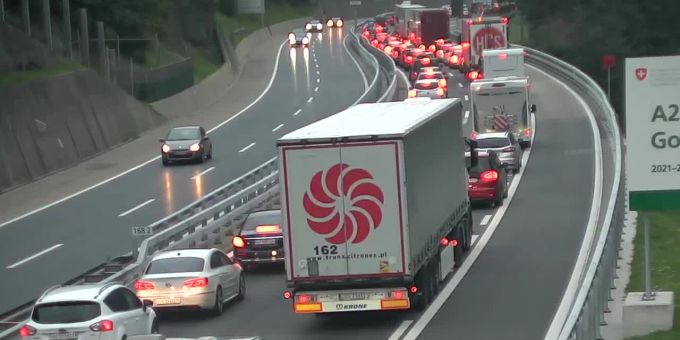 Vor dem Gotthard-Tunnel in Richtung Süden staut es einmal mehr. (Archivbild) Gotthard Stau