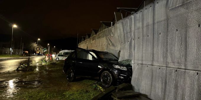 Dättwil AG - Autofahrerin prallt in Bushaltestelle und Treibhaus