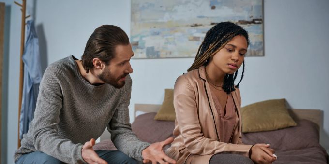 Eine Aussprache scheuen viele Paare, kann aber der Beziehung guttun. Paar spricht miteinander