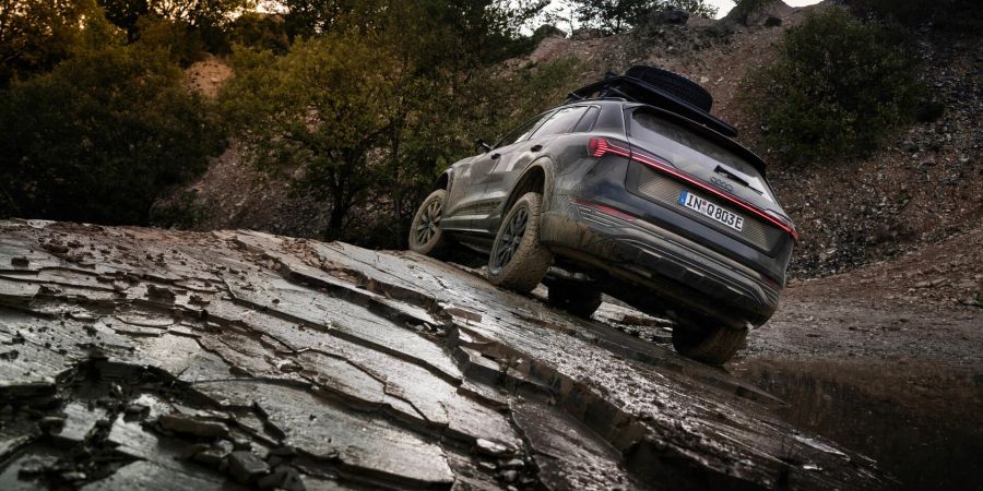 Auch Schieflagen können dem Audi Q8 e-tron edition Dakar nichts anhaben, dank ausgeklügelter All-Terrain Reifen und speziell für Offroad-Fahrten optimierter Luftfederung.