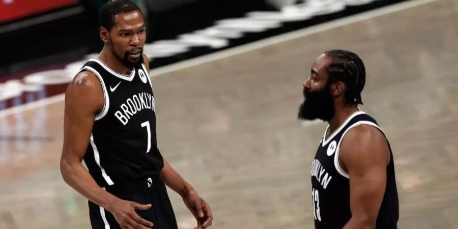 James Harden (r) verletzte sich früh im Spiel. Foto: Adam Hunger/AP/dpa