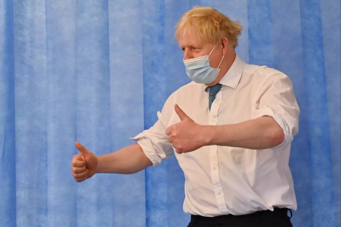Boris Johnson, Premierminister von Grossbritannien, zeigt bei einem Besuch im Colchester Hospital in der Grafschaft Essex die Daumen nach oben. Britischer Premierminister Johnson