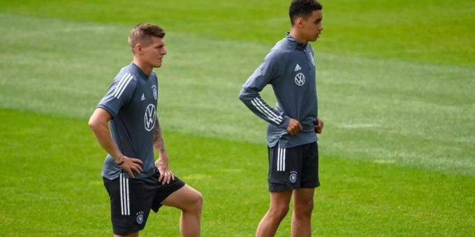 Zurück auf dem Trainingsplatz: Toni Kroos (l). Foto: Federico Gambarini/dpa Zurück auf dem Trainingsplatz: Toni Kroos (l). Foto: Federico Gambarini/dpa