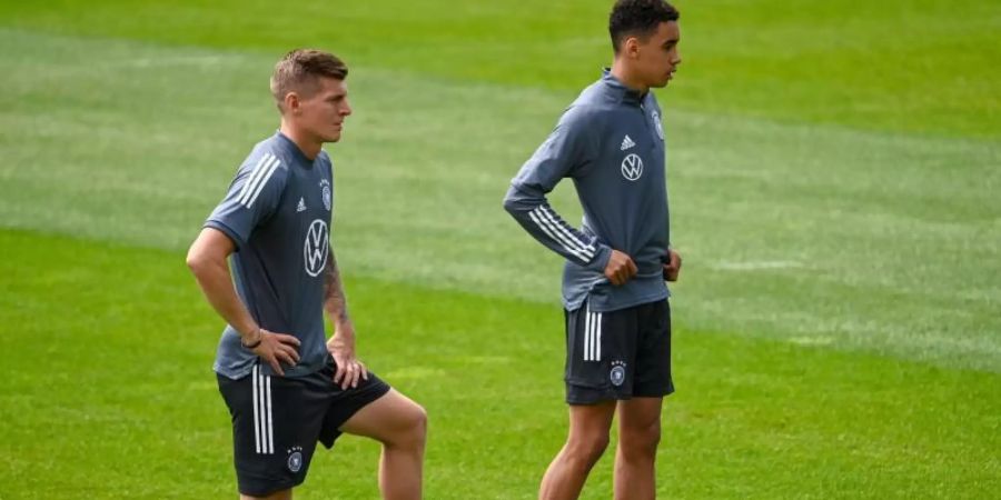 Zurück auf dem Trainingsplatz: Toni Kroos (l). Foto: Federico Gambarini/dpa